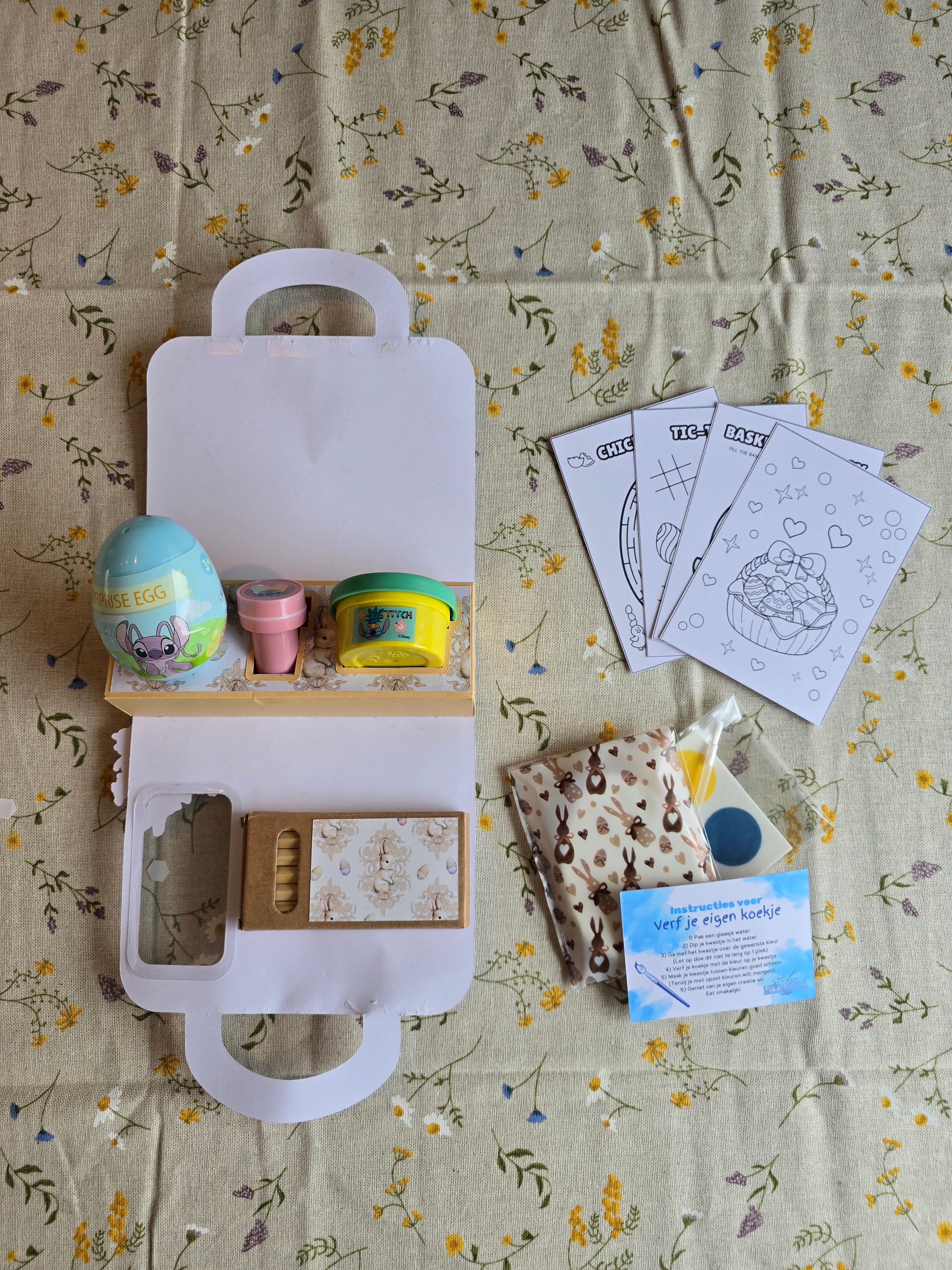 Kinder activiteiten box met Extra set PYO Paasei koekjes.